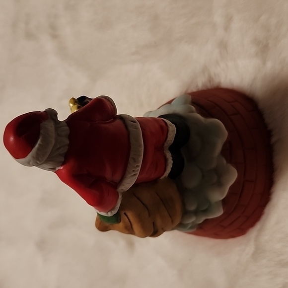 SANTA CLAUS  PORCELINE MUSICAL  BOX. WORKS WELL. - Picture 3 of 5